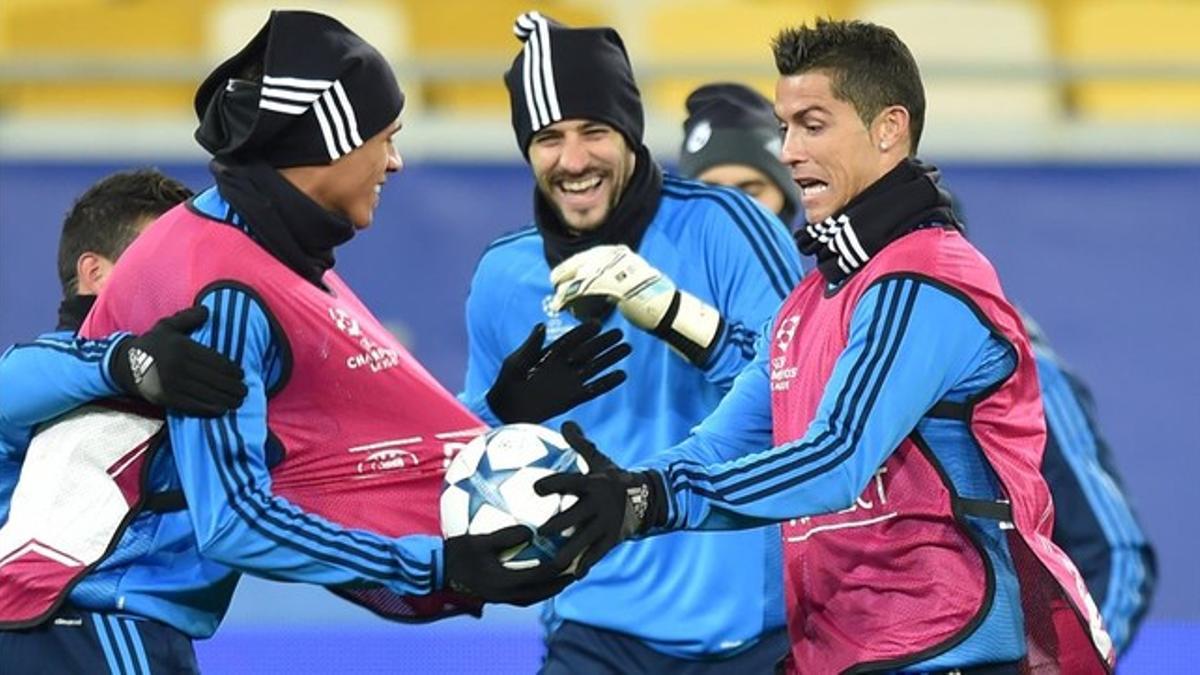 Ronaldo bromea con algunos compañeros en el entrenamiento de este martes del Madrid en el Lviv Arena.