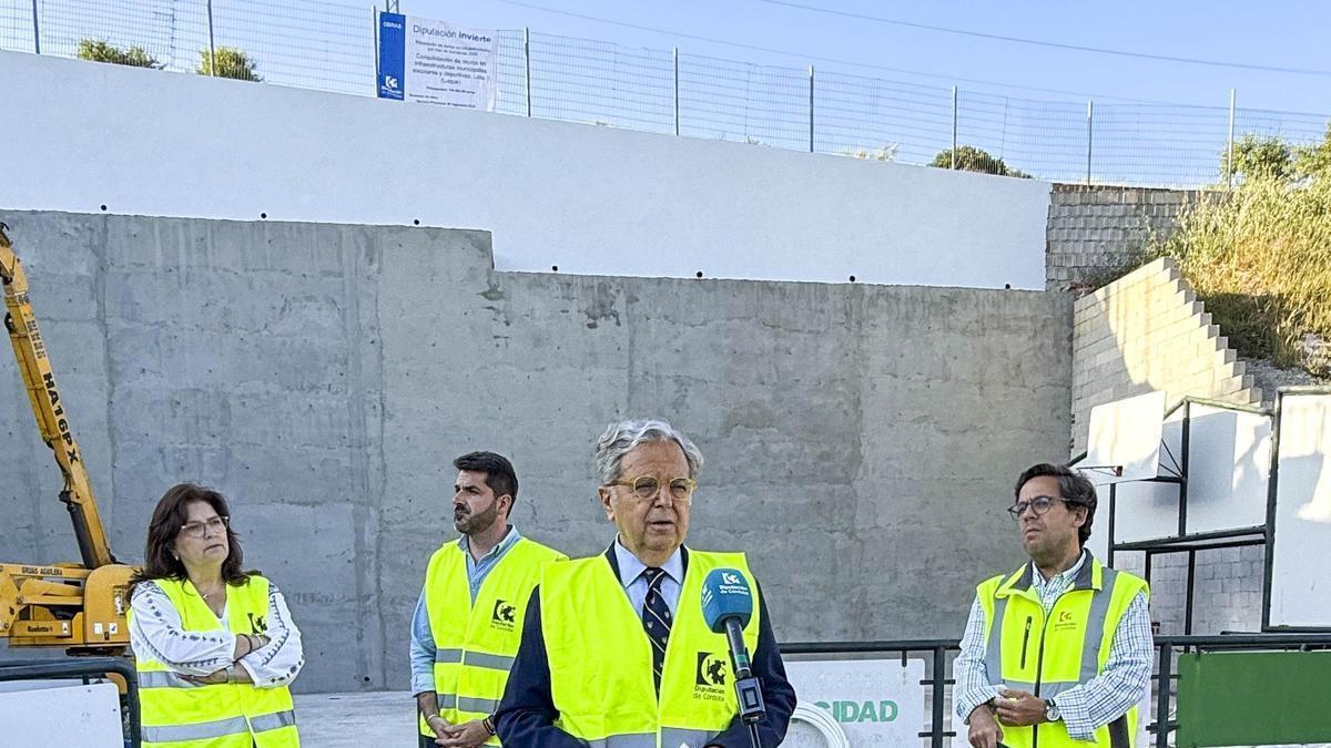 Salvador Fuentes, con el alcalde y técnicos durante su visita a las obras del muro dañado por las lluvias en Luque.