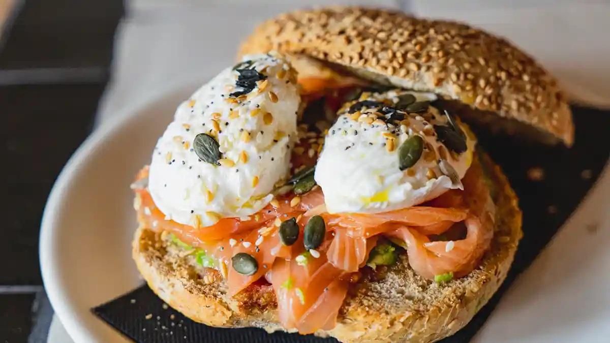 Tostada con huevo poché y salmón