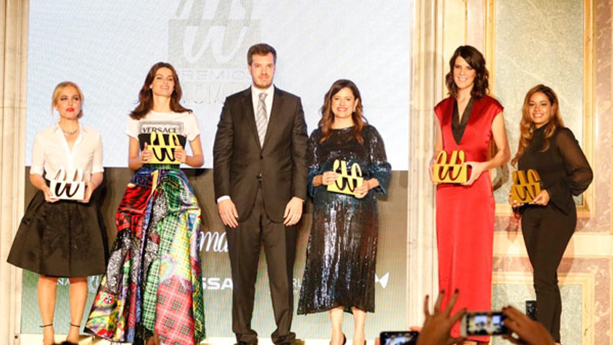 Antonio Asensio Mosbah junto a las cinco premiadas de los Premios Woman 2018