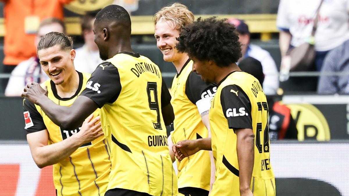 La plantilla del Borussia Dortmund, celebrando el segundo gol ante el Holstein Kiel