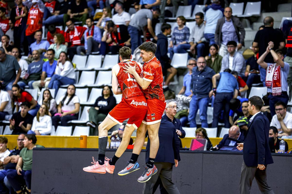 Les millors fotos de la celebració de la permanència del Baxi Manresa a Fontajau