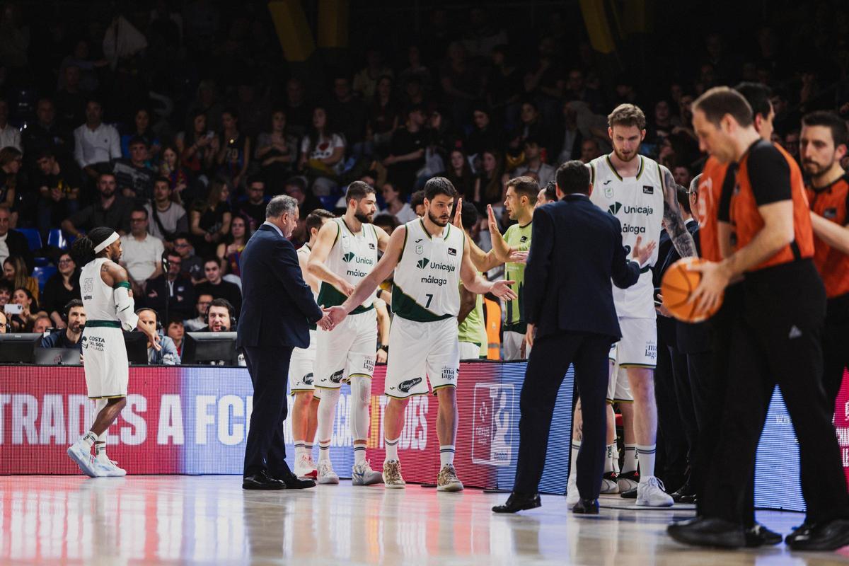 El Unicaja durante el encuentro ante el Barça en el Palau Blaugrana.