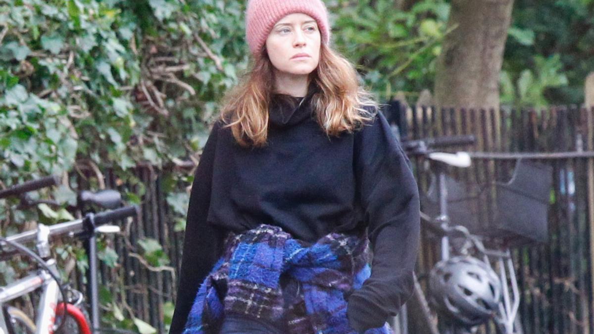 Haz como Claire Foy y cómprate un precioso gorro de lana