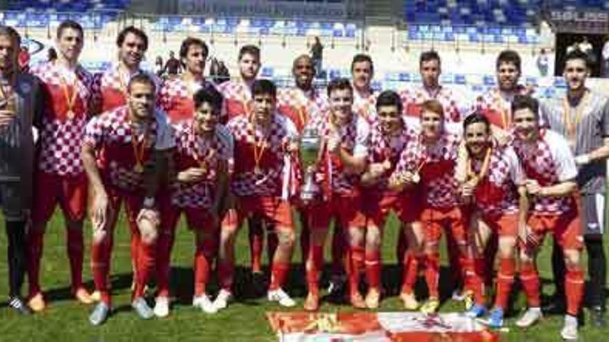 Los jugadores posan con sus medallas y el trofeo de campeones.