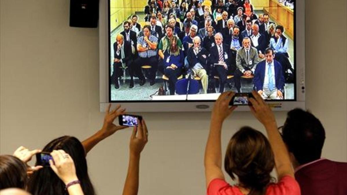 Los periodistas retratan el banquillo de los acusados en el primer día el juicio del 'caso Gürtel' en la Audiencia Nacional de San Fernando de Henares.