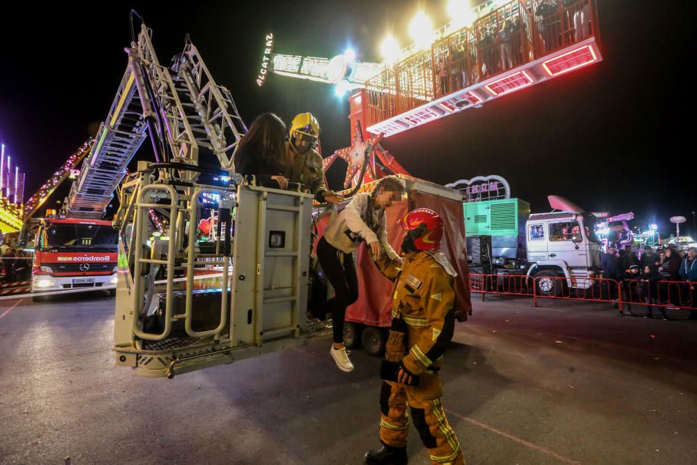 Los Bomberos rescatan a trece personas atrapadas en una atracción de feria en Benidorm