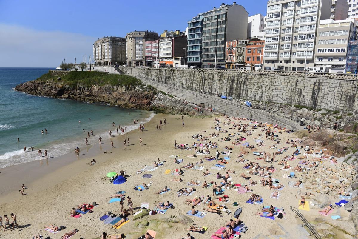 Playas llenas en A Coruña este lunes, 6 de abril, con termómetros que alcanzan los 29 grados.