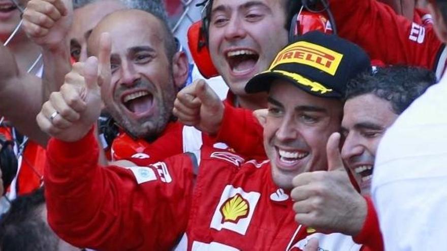 Alonso celebra con su equipo el segundo puesto.