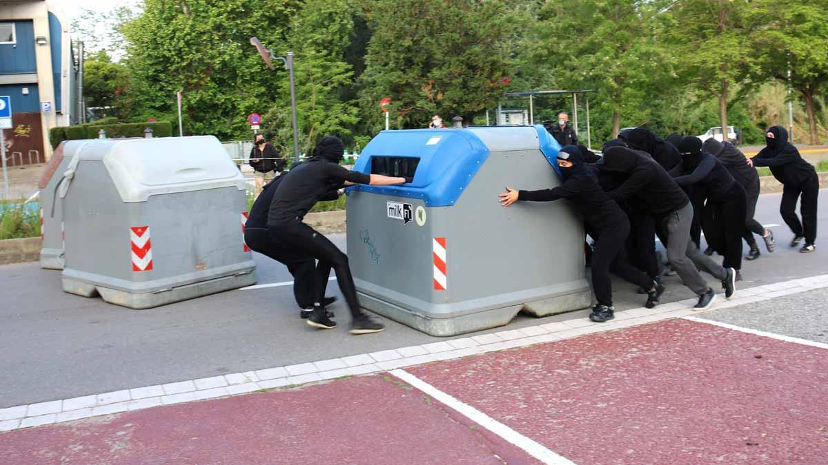 Estudiants bloquegen els accessos a la UAB i impedeixen les classes presencials