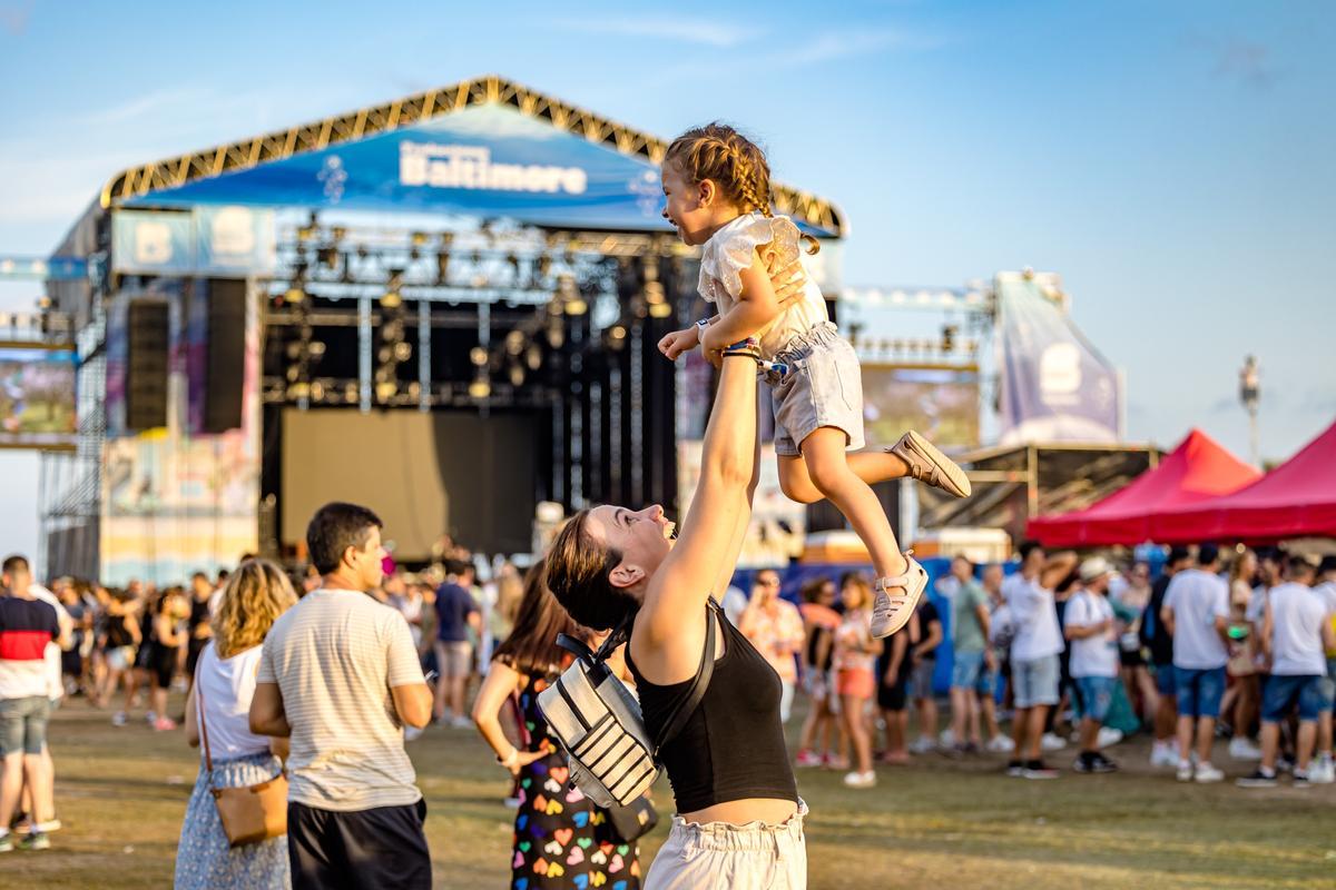 Público en uno de los festivales que se celebran en verano en la ciudad deportiva y que tienen como escenario la pista de atletismo.