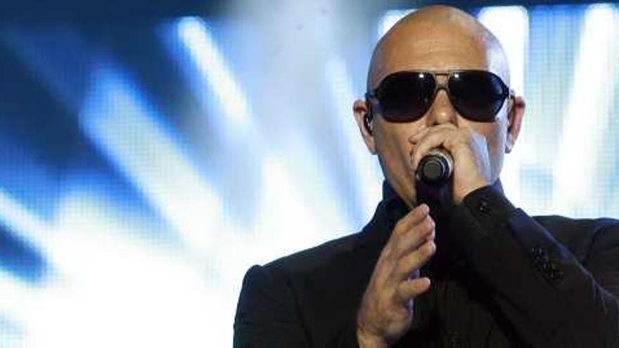 El porte inconfundible de Pitbull: gafas de sol y traje elegante.