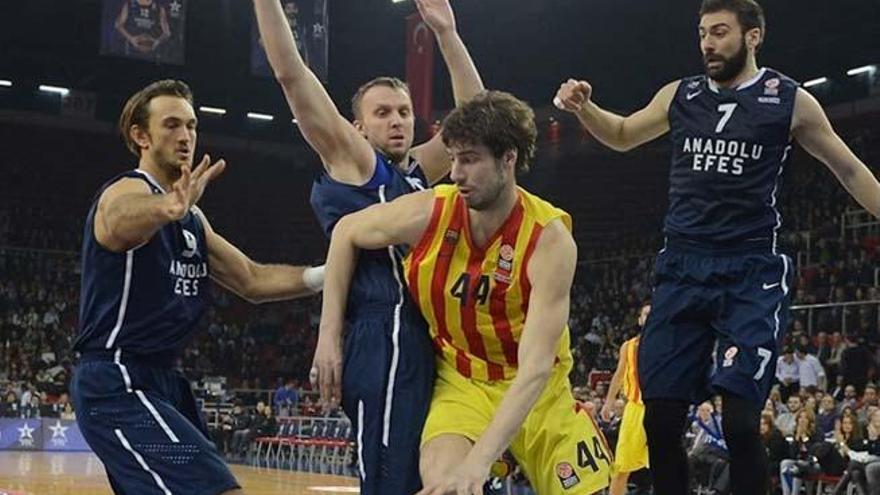 Dusko Savanovic, defendiendo a Ante Tomic