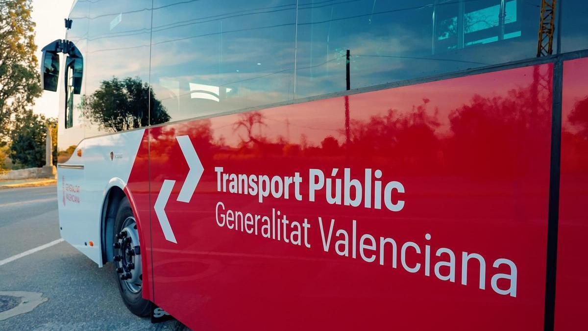 Nuevos vehículos que mejorarán el transporte público en la Ribera a partir del martes.