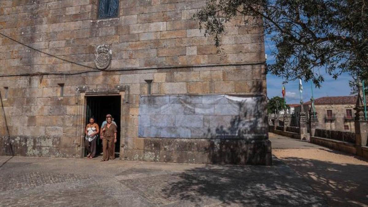 La lona simula el dibujo de las piedras de la iglesia de Cambados.