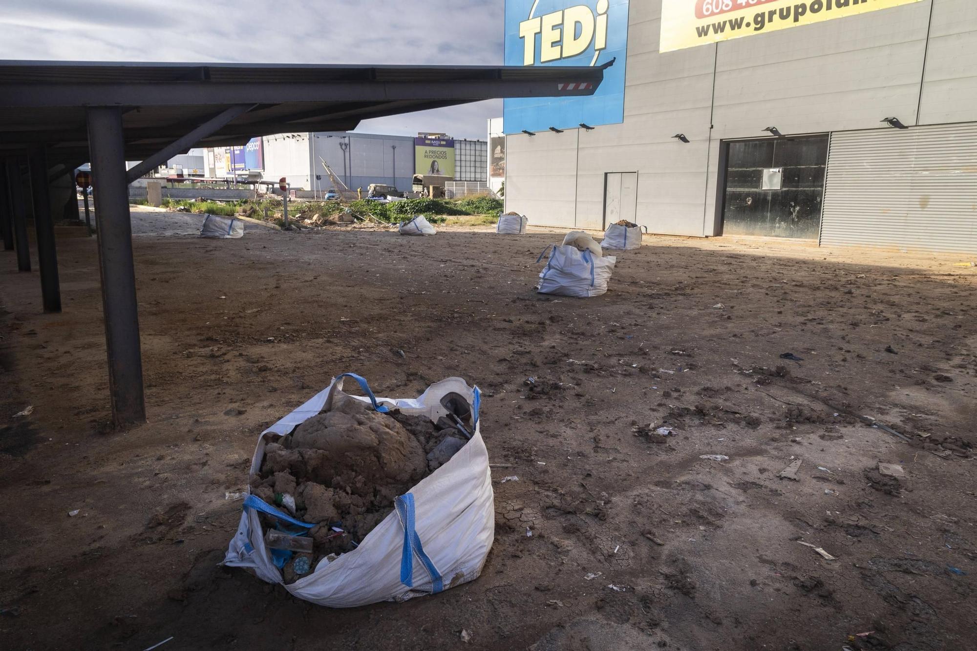 Parking lleno de lodo.