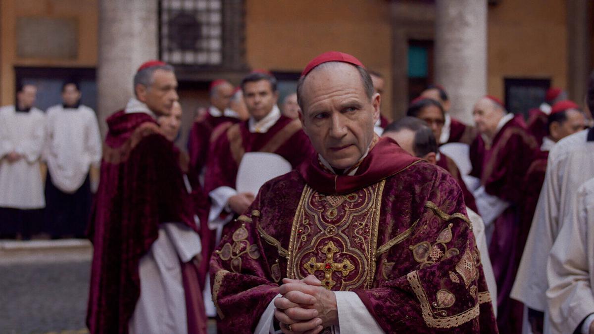 El actor Ralph Fiennes, en un fotograma de "Cónclave"