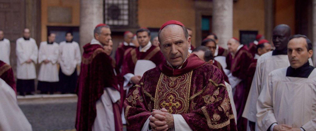 El actor Ralph Fiennes, en un fotograma de "Cónclave"