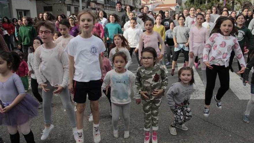 Participantes bailando en la calle Eduardo Vincenti. //Santos Álvarez