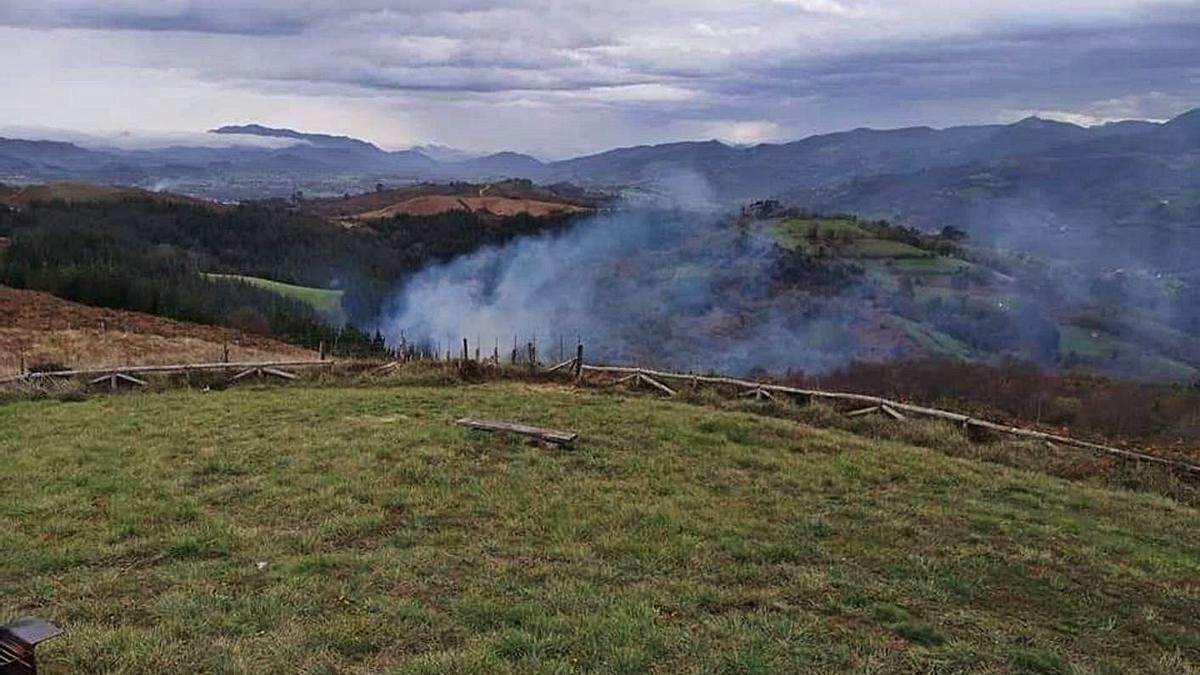 El incendio, ayer, en la zona de Campabaxera, en Bimenes. | R. P. F.