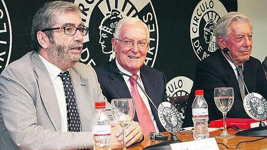 De izquierda a derecha, Antonio Muñoz Molina, Víctor García de la Concha y Mario Vargas Llosa, durante el acto.