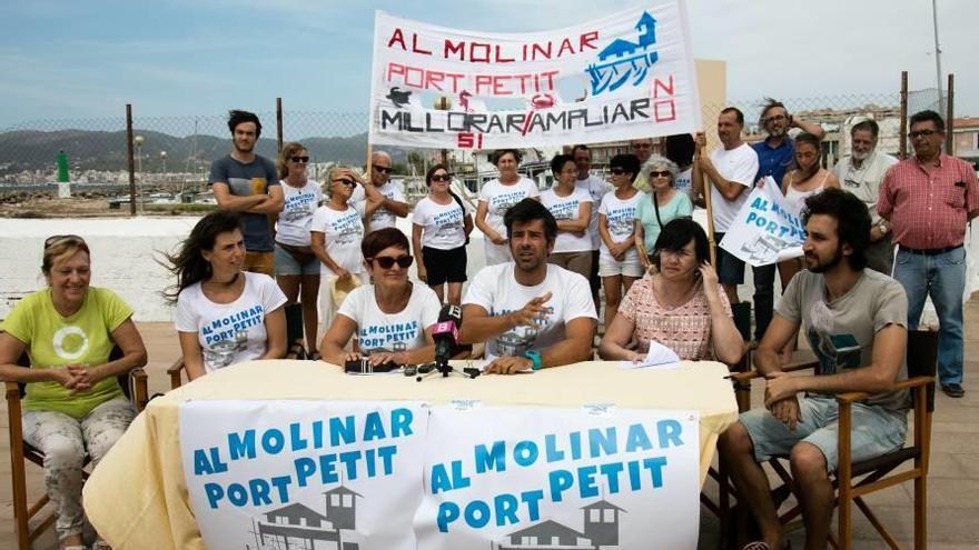 Miembros de Al Molinar, Port Petit, ayer junto al club náutico.