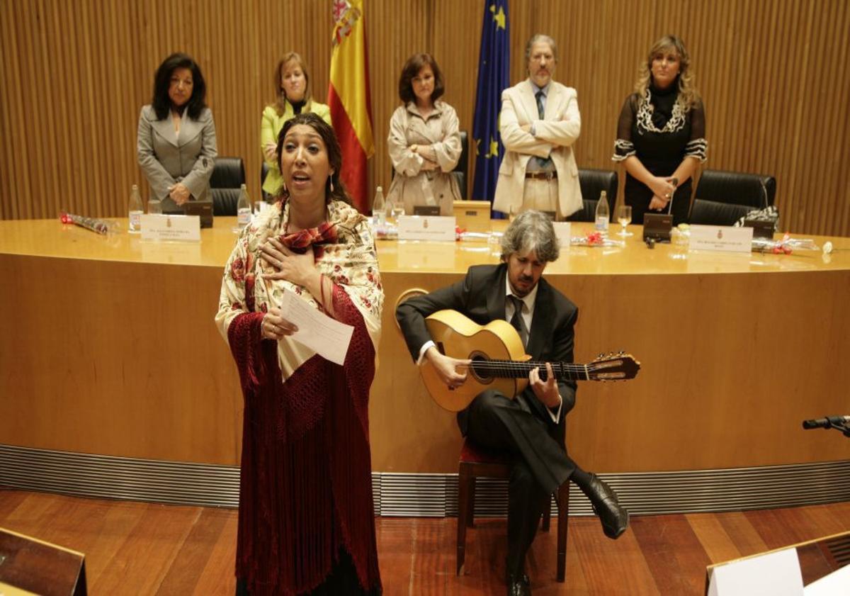 Al fondo, desde la izda.: Alexandrina, Rosa Peris, Carmen Calvo, Diego Fernández y Beatriz Carrillo; en primer término, Esperanza Fernández. Sala de Columnas del Congreso, 2008. | CONGRESO DE LOS DIPUTADOS