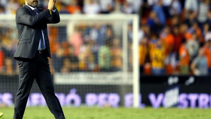 Nuno aplaude a la afición a la finalización del partido.