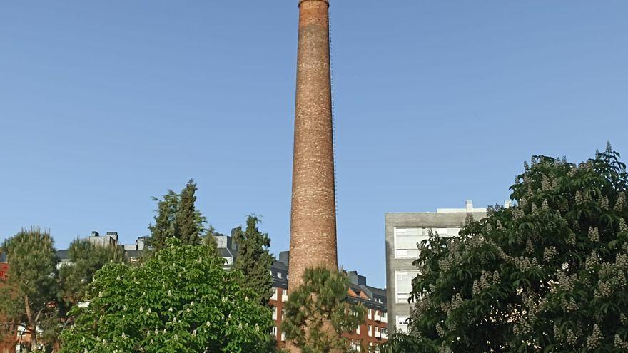 La chimenea que es de los últimos vestigios que permanecen de la antigua Fábrica de Gas de Madrid.