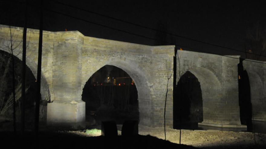 L&#039;aspecte que llueix a partir d&#039;ara el Pont Nou de Manresa un cop es fa fosc.