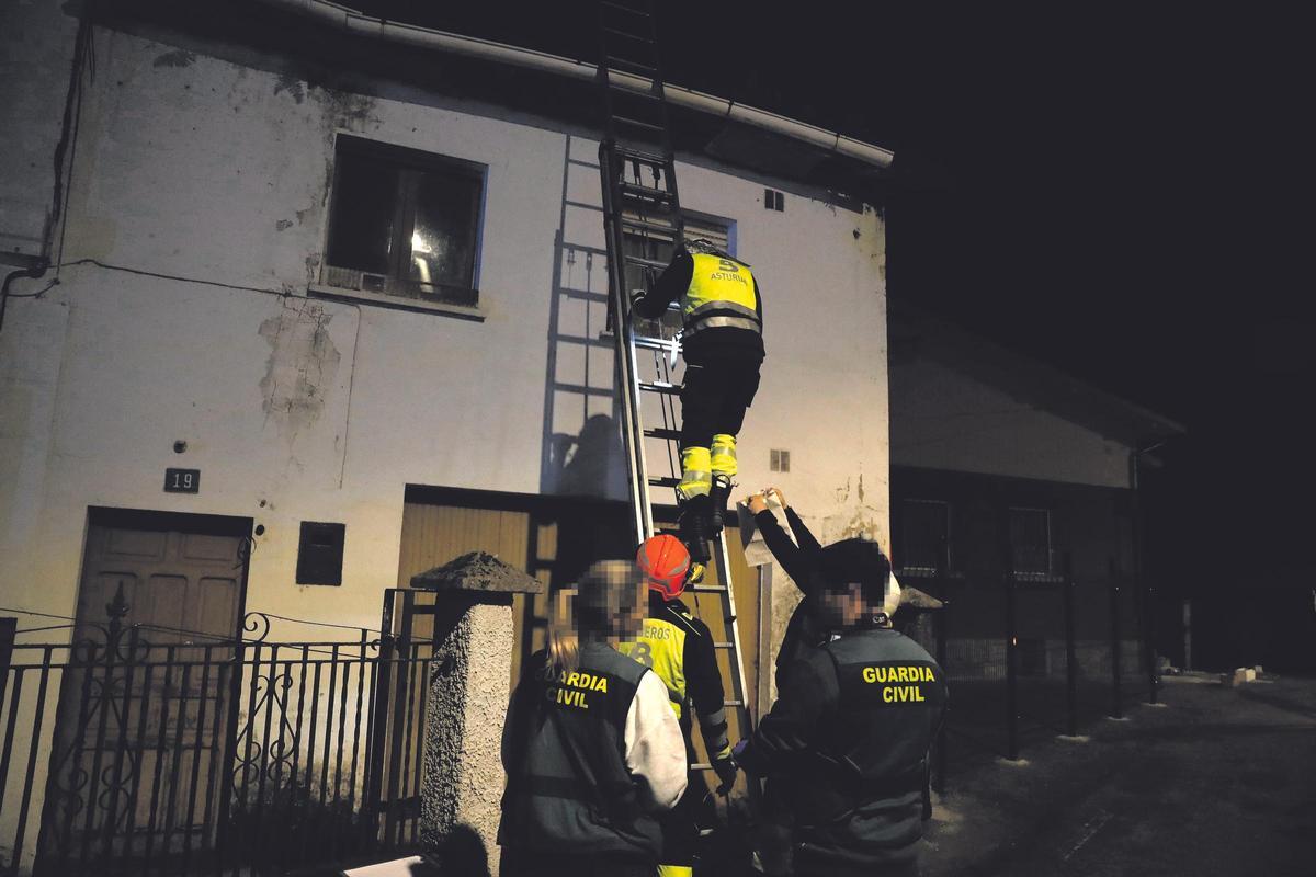 Un bombero del SEPA accede al tejado al que la homicida arrojó el arma de crimen.
