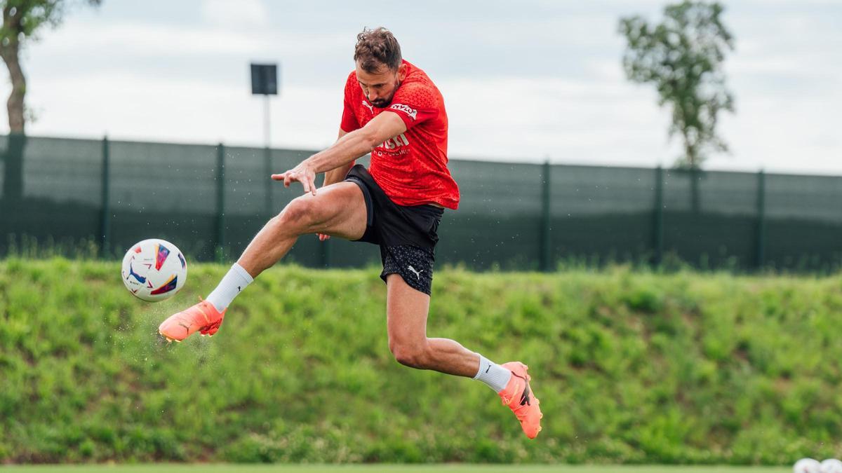 Stuani, en el último entrenamiento del Girona antes de recibir al Granada en Montilivi.