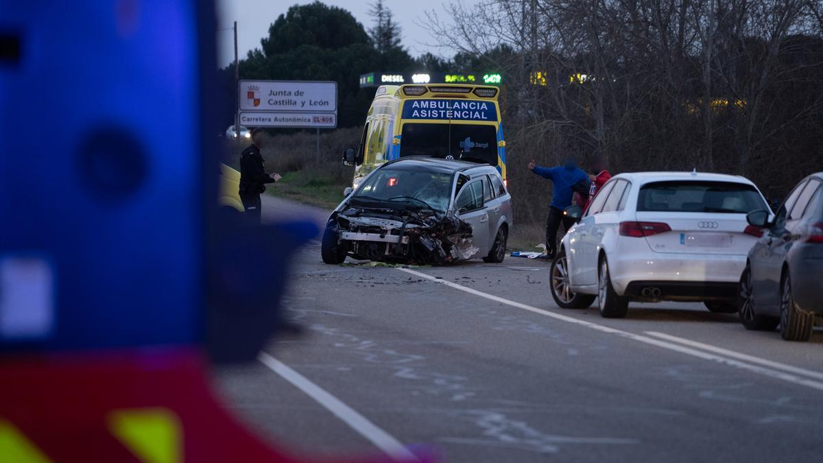 Accidente de tráfico cerca de la gasolinera en dirección a Moraleja del Vino.