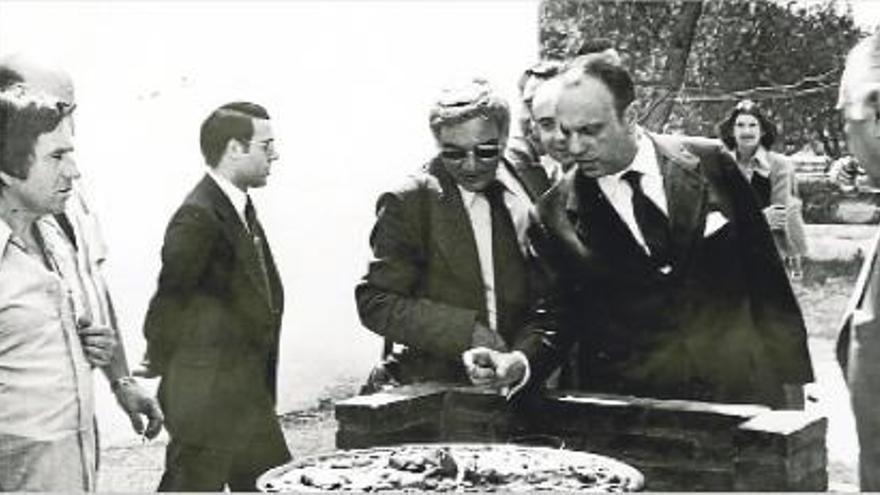 Sanchis Perales junto a Fraga, en una de las visitas del histórico líder a Quart para comer paella.