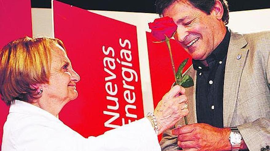 Paz Fernández Felgueroso, entregando una rosa a Javier Fernández, el pasado domingo, en Gijón.