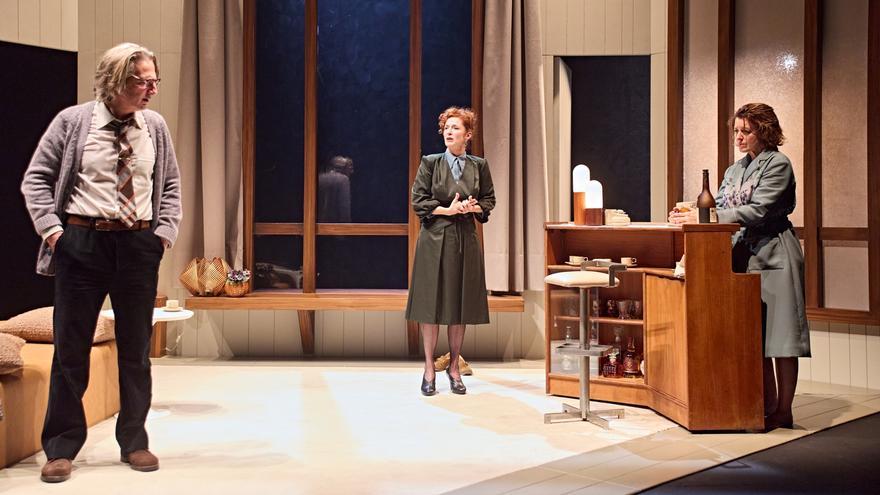 ¡Viejos tiempos', la obra escrita por Harold Pinter, uno de los dramaturgos modernos británicos más influyentes y Premio Nobel, llega al Teatro del Soho CaixaBank de Málaga del 6 al 8 de junio.
