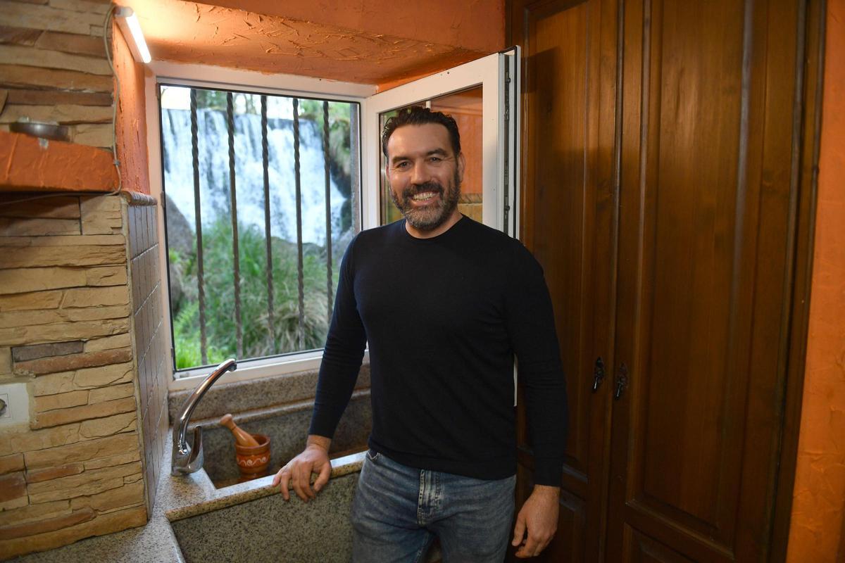 Emilio García en su vivienda de Cerceda.