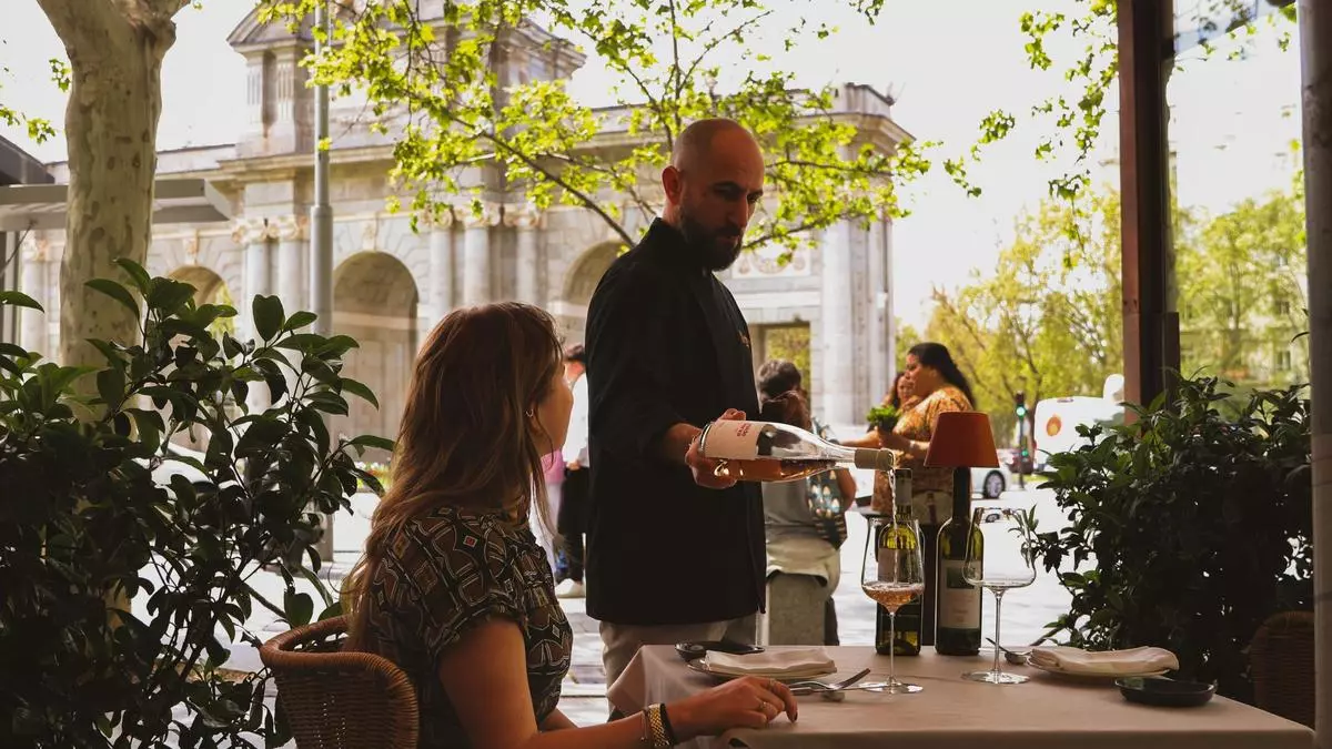 El brindis de Berria copa a copa en la Puerta de Alcalá