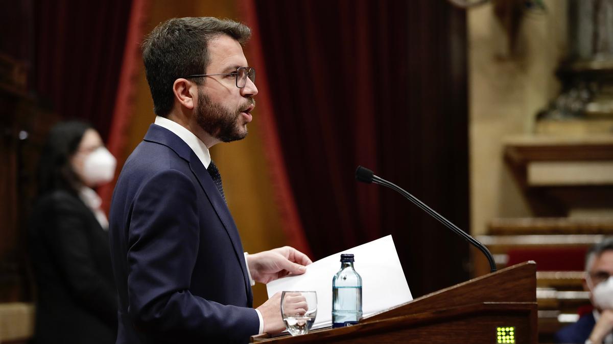 Pla mitjà del candidat d'ERC a la investidura, Pere Aragonès, intervenint al Ple del Parlament, de perfil. Imatge del 20 de maig del 2021. Horitzontal.  JORDI PLAY