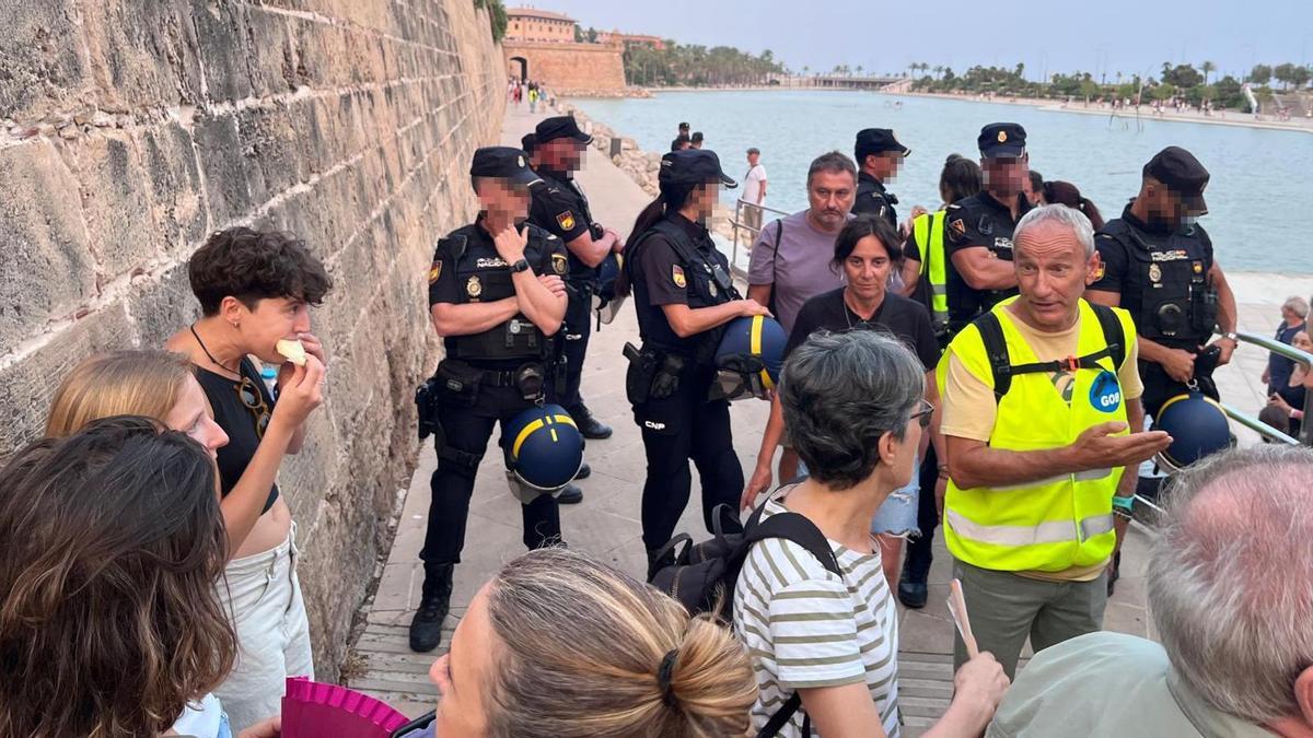 La policía Nacional cierra accesos.