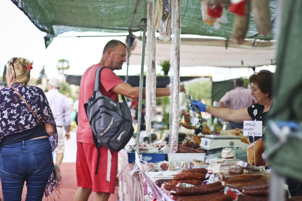 El nuevo recinto para el mercadillo de Torrevieja de los viernes se estrenó con una gran afluencia de usuarios, lo que provocó problemas de tráfico y falta de autobuses de transporte.