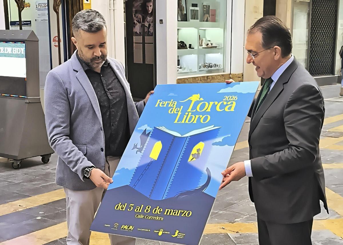 El director de la Feria del Libro Jesús Boluda del Toro, y el concejal de Cultura, Santiago Parra durante la presentación del cartel.