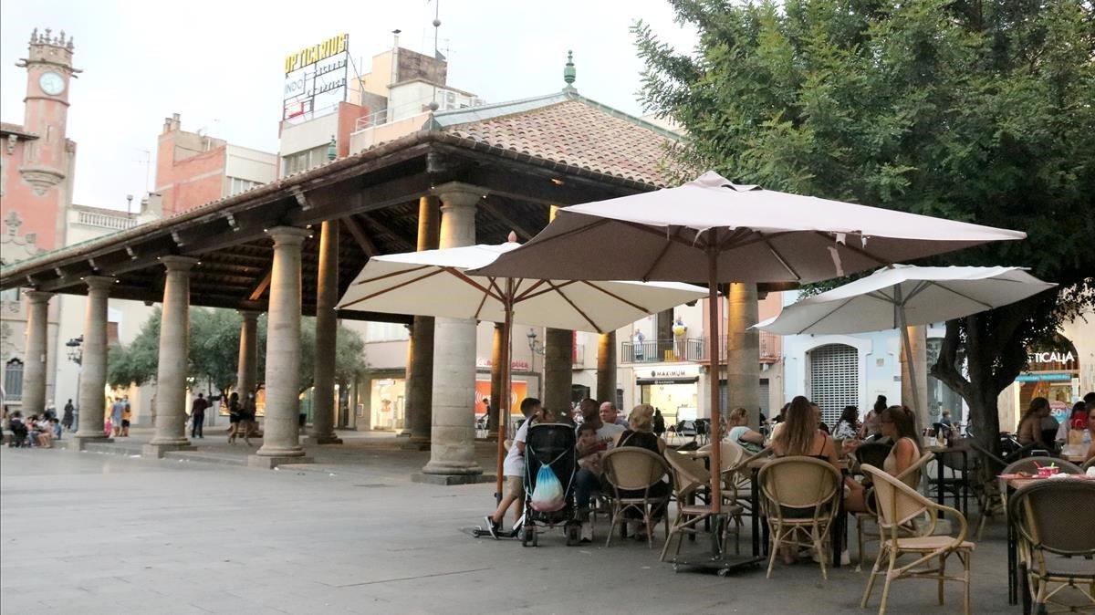 La terraza de un bar en la plaza de la Porxada de Granollers (Vallès Oriental).