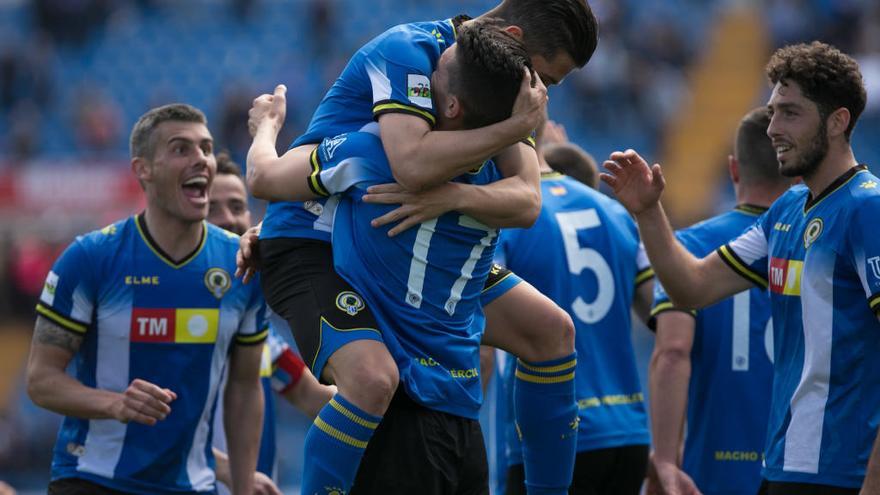 Los jugadores del Hércules se abrazan tras el gol de Tarí en el descuento ante el Formentera.