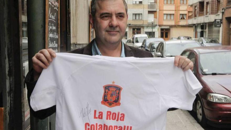 Monchu Ortea, con la camiseta, robada y recuperada, con las firmas de la selección española.