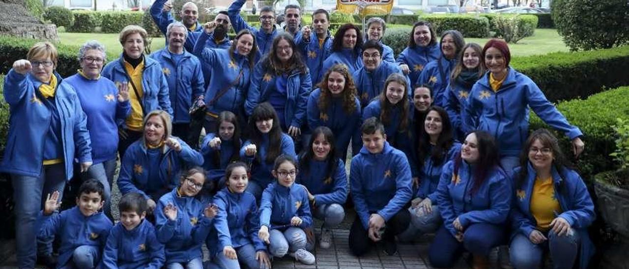 La charanga de &quot;Los Acoplaos&quot;, ayer, frente a la sede vecinal de Nuevo Gijón.