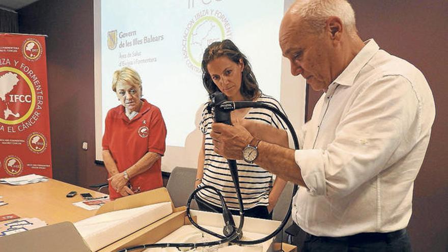 José Balanzat muestra el endoscopio ante Vanessa Parellada y Helen Watson.