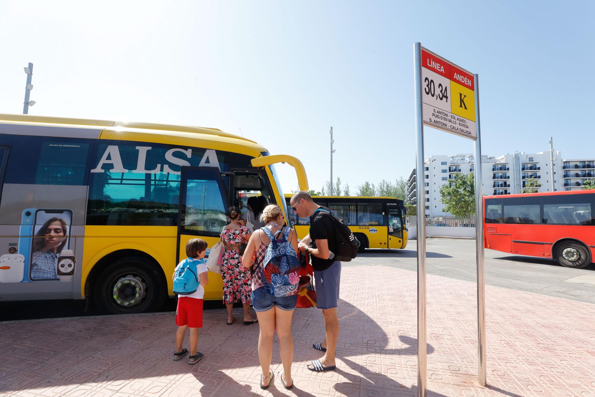 Primer día del servicio de autobús a Cala Salada