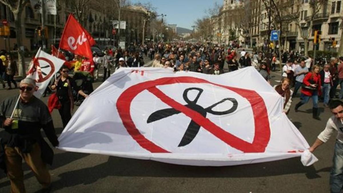 Manifestación contra los recortes y la reforma laboral en Barcelona, en marzo.