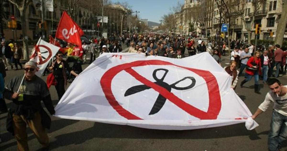Manifestació contra les retallades i la reforma laboral a Barcelona, al març.